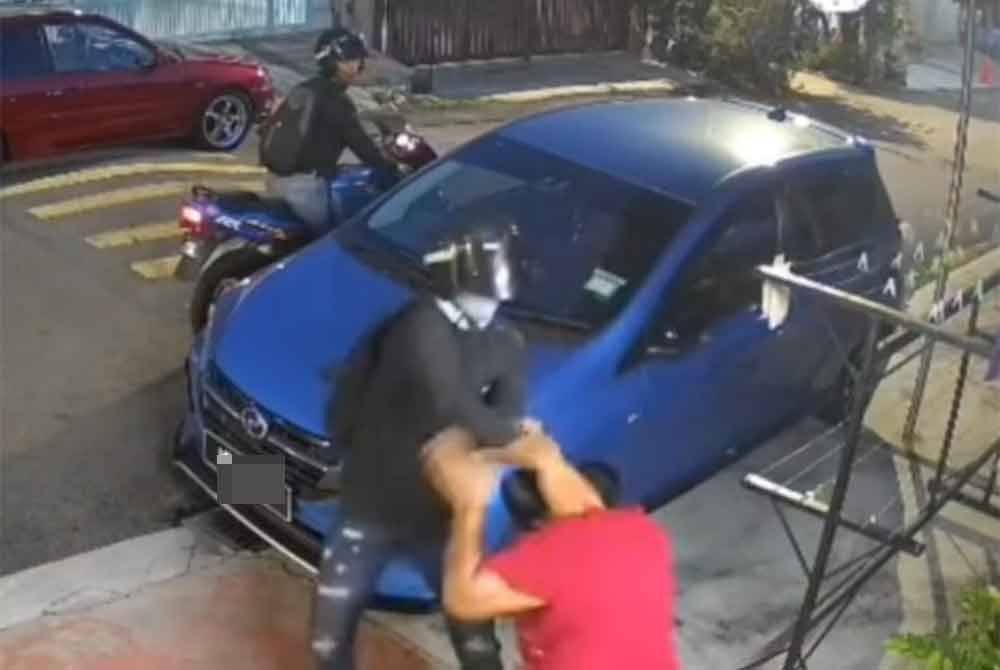 Polis sedang memburu dua suspek meragut seorang wanita di hadapan sebuah rumah di Taman Paya Dalam, Ayer Molek di sini, Jumaat lepas.