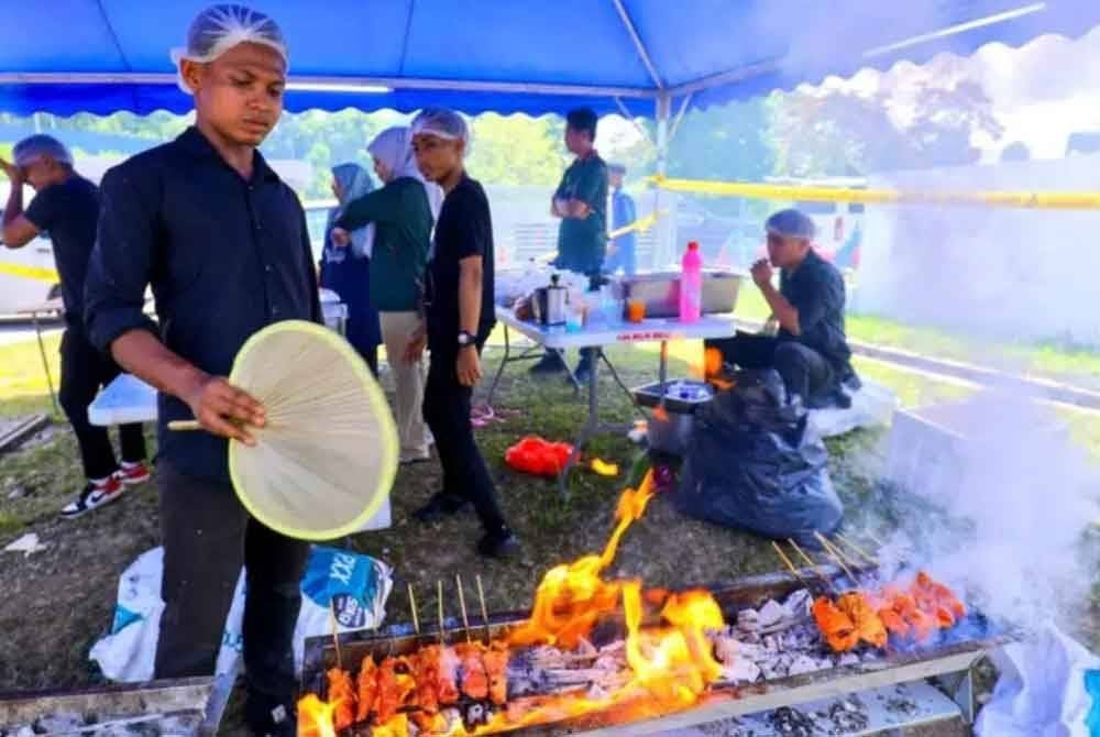 Antara sukarelawan yang terlibat menyediakan juadah raya kepada mangsa letupan gas di pusat pemindahan sementara (PPS) Masjid Putra Heights pada Ahad.