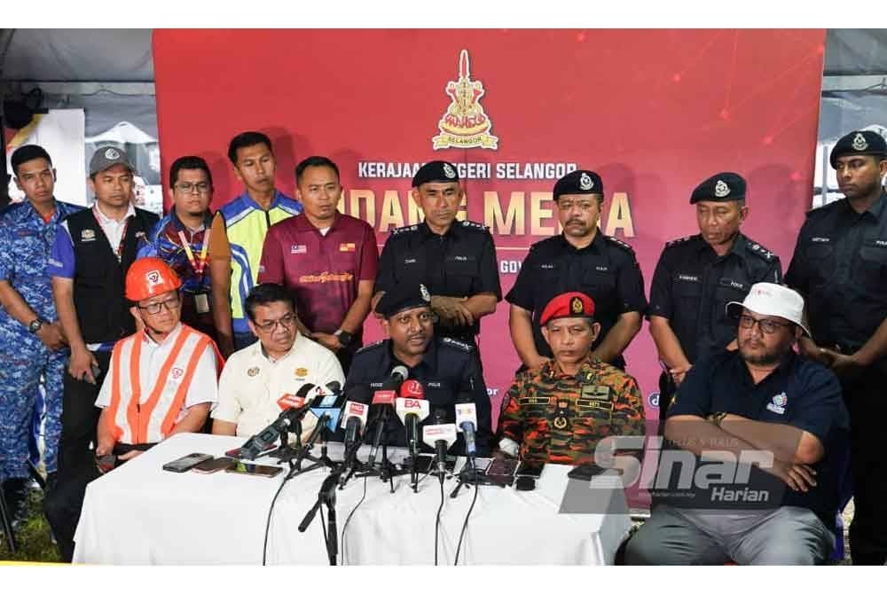 Hussein (duduk, tengah) mengadakan sidang media kejadian kebakaran saluran paip gas di Jalan Putra Harmoni, Putra Heights, Subang Jaya pada Ahad.