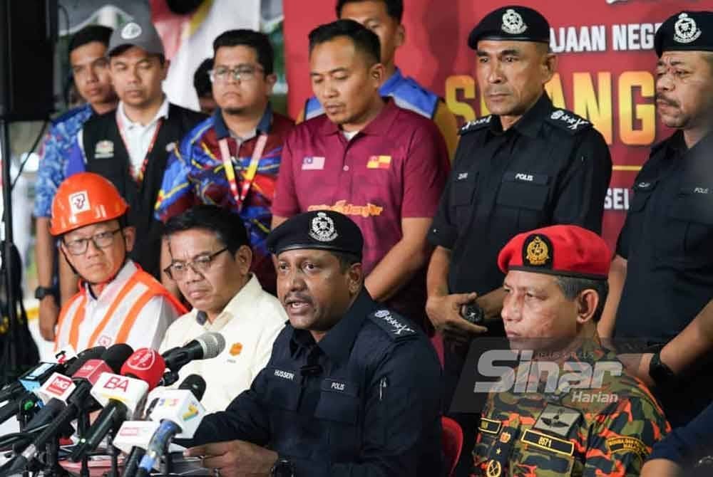 Hussein (duduk, dua kanan) mengadakan sidang media kejadian kebakaran saluran paip gas di Jalan Putra Harmoni, Putra Heights, Subang Jaya pada Ahad.