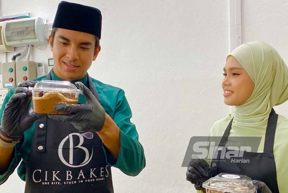 Syed Saddiq bersama Bella Astilah semasa hadir pada Majlis Perasmian Cik Bakes di Kok Lanas, Kota Bharu pada Ahad.
