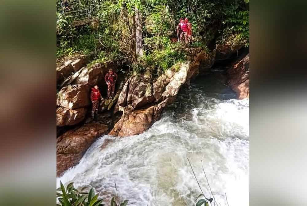 Mangsa dipercayai tergelincir ketika mengambil gambar sebelum terjatuh ke dalam air terjun tersebut. Foto ihsan JBPM