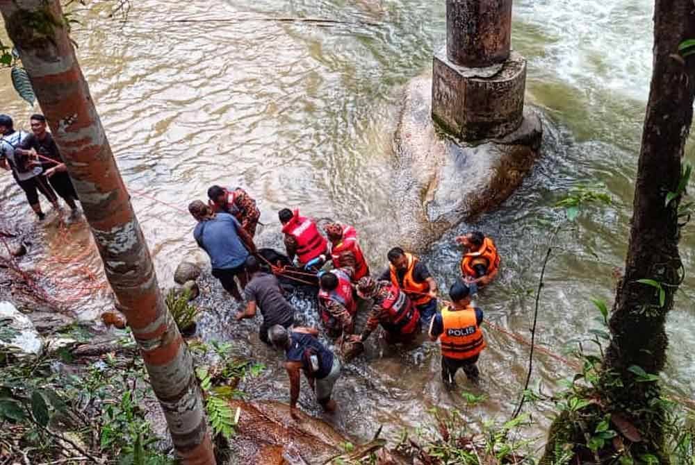 Mangsa ditemui oleh pasukan bomba dengan bantuan orang awam pada jam 5.42 petang. Foto ihsan JBPM