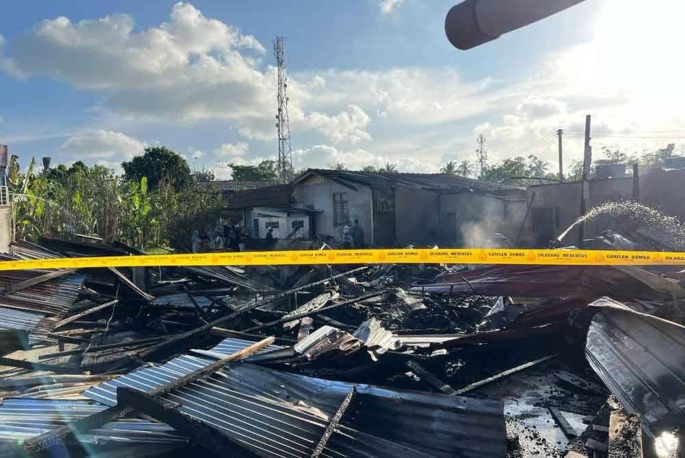 Dua buah keluarga tinggal sehelai sepinggang selepas rumah yang disewa di belakang Pasar Chabang Empat Tok Mek Ngah, Tumpat terbakar pada petang Ahad.