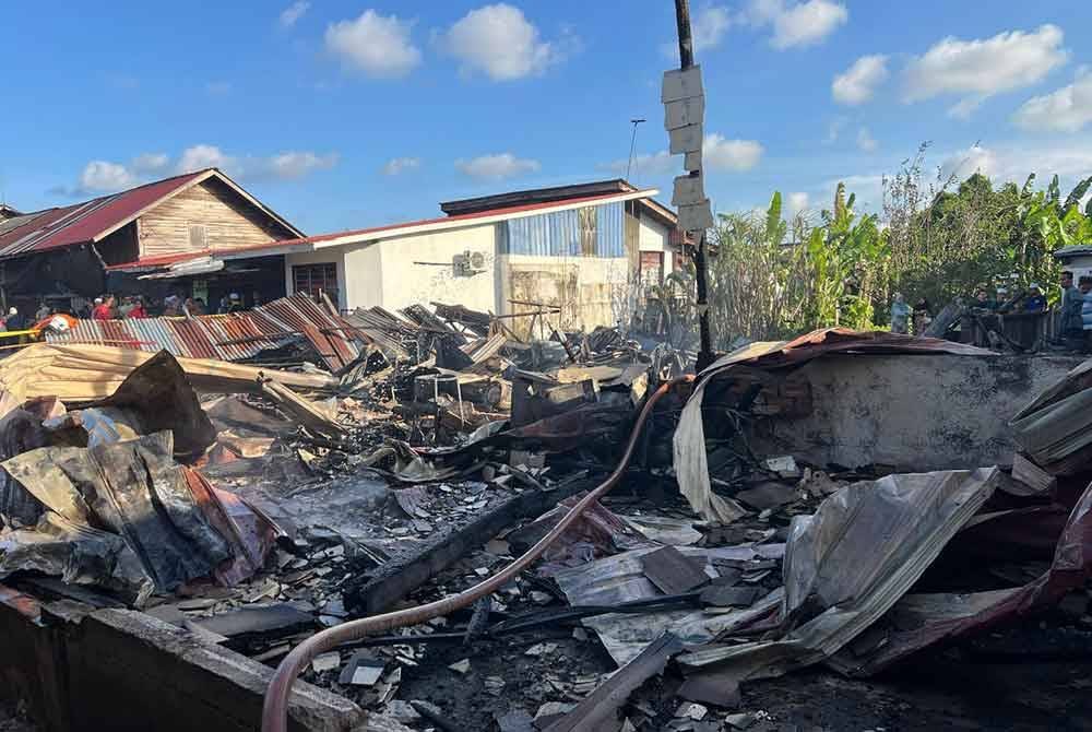 Kebakaran jam 4.11 petang itu melibatkan tiga buah rumah yang musnah sebanyak 95 peratus sementara sebuah lagi rumah kediaman dan rumah kedai hanya mengalami kemusnahan kecil.