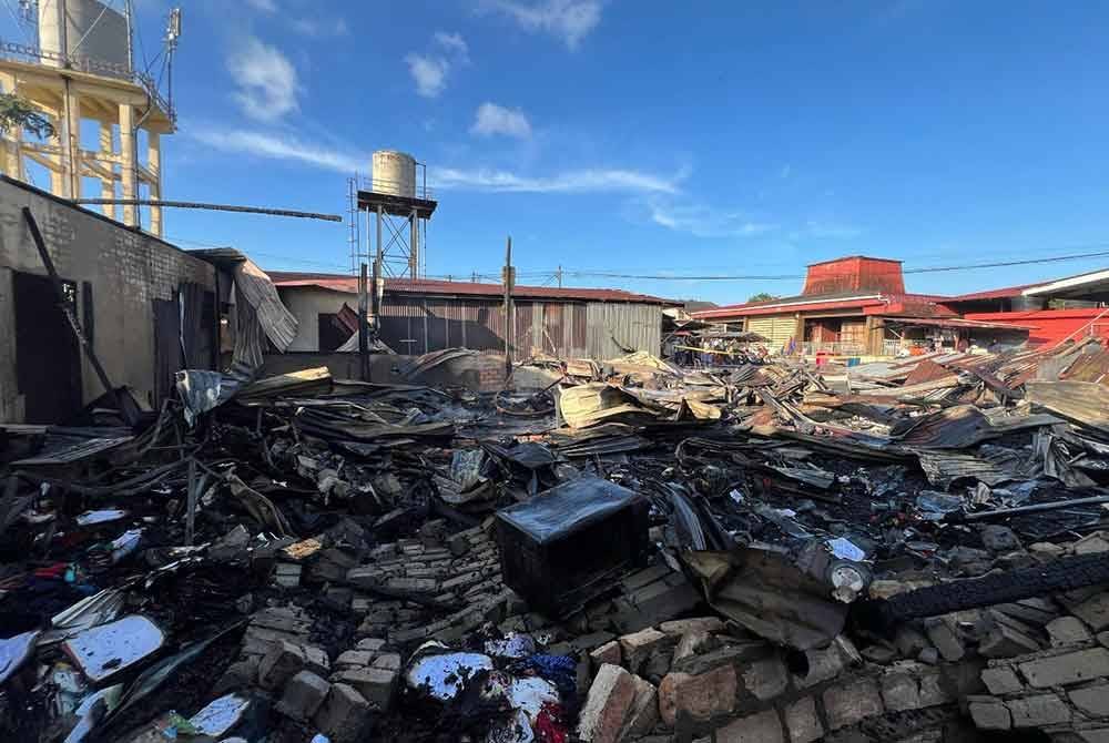 Kebakaran dapat dikawal sekitar jam 4.34 petang dan api padam sepenuhnya setengah jam kemudian.