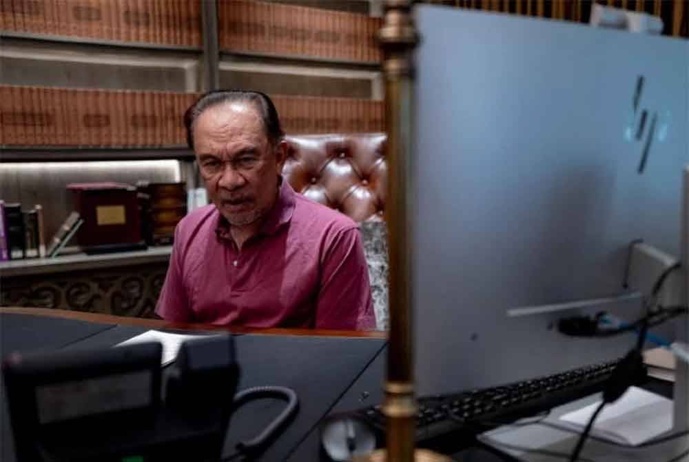 Anwar berbincang dengan rakan sejawatannya dari Vietnam, Pham mengenai tindakan bersama ASEAN terhadap tarif perdagangan sepihak yang dikenakan oleh Amerika Syarikat. - Foto FB Anwar Ibrahim