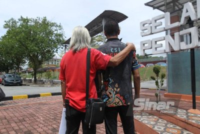 Idris (kanan) merupakan antara 25 banduan terpilih sebagai OBB sempena Aidilfitri.