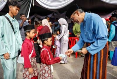 Pemberian duit raya bukanlah wajib, sebaliknya meraikan kasih sayang dan kemeriahan Aidilfitri. Gambar hiasan