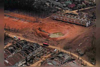 Keadaan semasa di kawasan kebakaran melibatkan kebocoran saluran paip gas di Jalan Putra Harmoni, Putra Heights. Foto Bernama