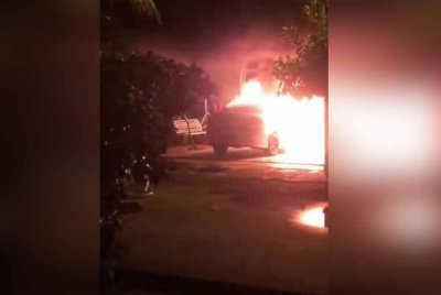 Tangkap layar video kebakaran di tempat letak kereta yang memusnahkan empat kenderaan pada Sabtu.