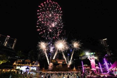 Kemuncak acara menyajikan persembahan dramatik 'Flaming Percussion', persembahan 'Flying Ketupat' dan pertunjukan bunga api muzikal.