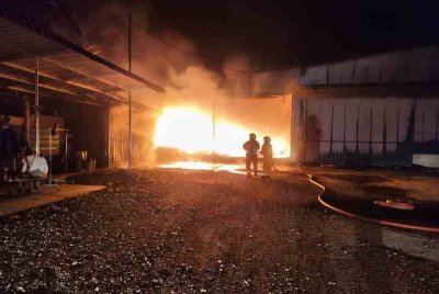 Sebuah kilang memproses telur masin di Trong musnah terbakar 80 peratus pada Ahad. Foto JBPM Perak