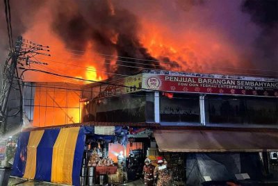 Kebakaran membabitkan kedai dua tingkat di Taman Seri Tebrau, pada Sabtu. Foto BBP Larkin