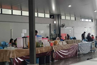 Antara juadah raya yang diagihkah kepada mangsa letupan gas di pusat pemindahan sementara (PPS) Masjid Putra Heights pada Ahad.