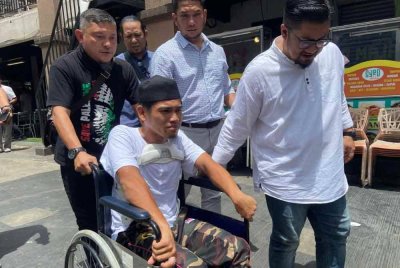 Muhammad Zaimuddin Azlan, 28, atau lebih dikenali sebagai 'Abang Belon' mendakwa, dalam insiden itu dia dipukul, dicekup leher dan ditendang ketika sedang berniaga belon.