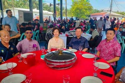 Kon Yeow (tengah) ketika menghadiri Majlis Jamuan Hari Raya Aidilfitri Peringkat Kadun Jawi pada Ahad.