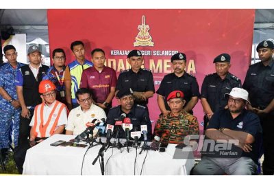 Amirul Azizan (duduk, kanan) semasa sidang media kejadian kebakaran saluran paip gas di Jalan Putra Harmoni, Putra Heights, Subang Jaya pada Ahad.