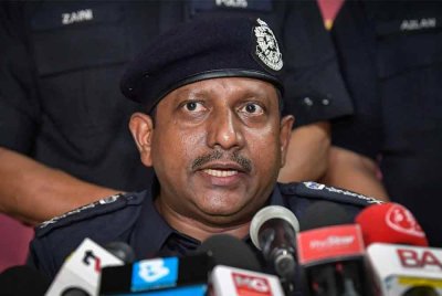 Ketua Polis Selangor, Datuk Hussein Omar Khan ketika sidang media di Pos Kawalan Tempat Kejadian (PKTK) Putra Heights pada Ahad. Foto Bernama