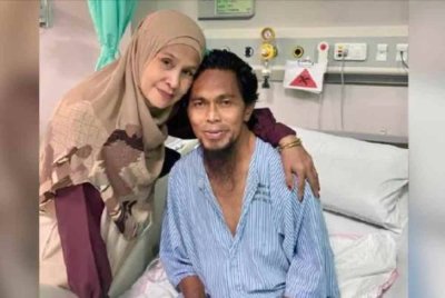 Isteri penyanyi Ali XPDC iaitu Sharifah Azuwanna Syed Joned, 54, meninggal dunia di Hospital Putrajaya, jam 6.08 petang tadi akibat kanser payudara.