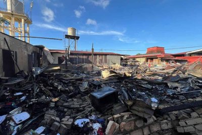 Kebakaran dapat dikawal sekitar jam 4.34 petang dan api padam sepenuhnya setengah jam kemudian.