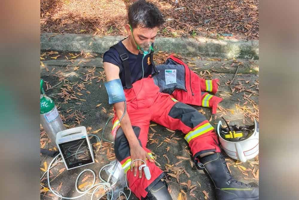 Mohamad Hafizth memakai alat bantuan pernafasan.selepas diserang strok haba ketika operasi memadam kebakaran di Putra Heights, Subang Jaya.
Kredit foto: FB KPKT