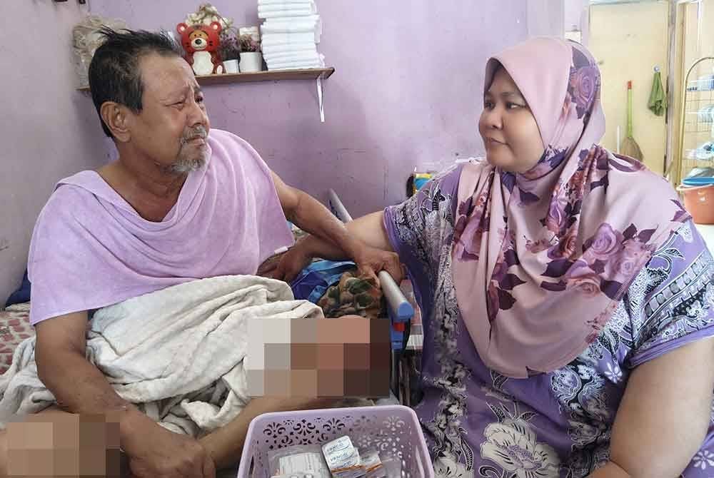 Noraini (kanan) perlu menjaga dan menyara suaminya yang mengalami strok awal tahun ini selain dua anak OKU.