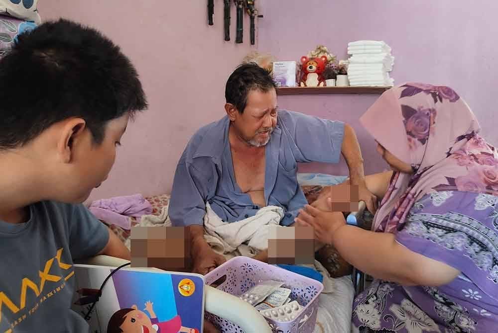 Noraini melihat luka dilutut suami kesan mengengsot untuk ke tandas.