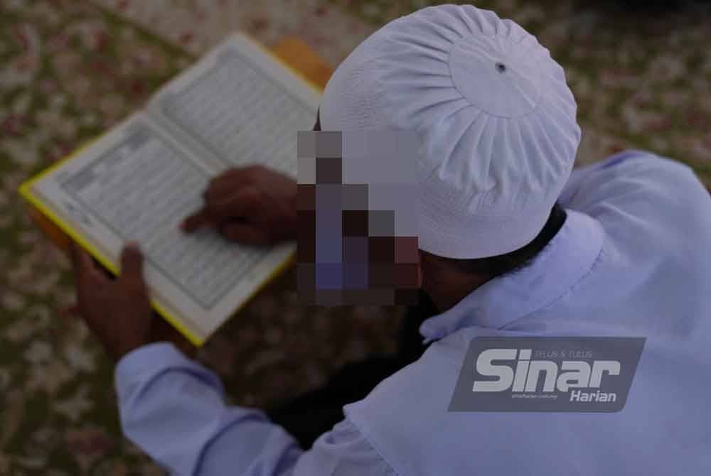 Bekas penagih di Puspen Dengkil sedang membaca al-Quran. FOTO: SINAR HARIAN / MOHD HALIM ABDUL WAHID
