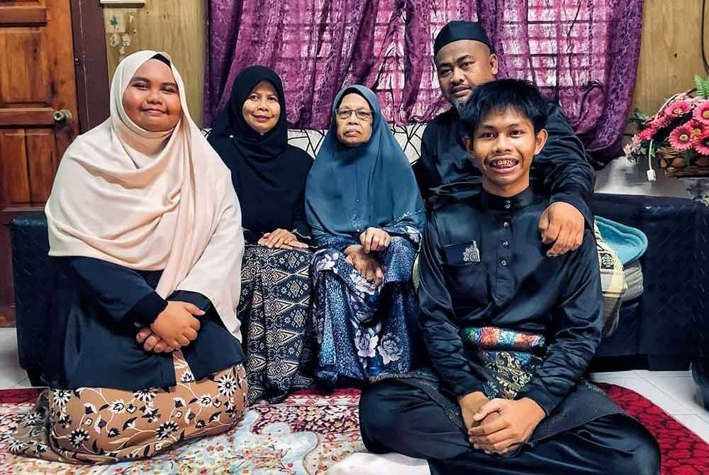 Gambar kenangan Muhammad Nabil (depan, kanan) bersama keluarganya pada hari lebaran.