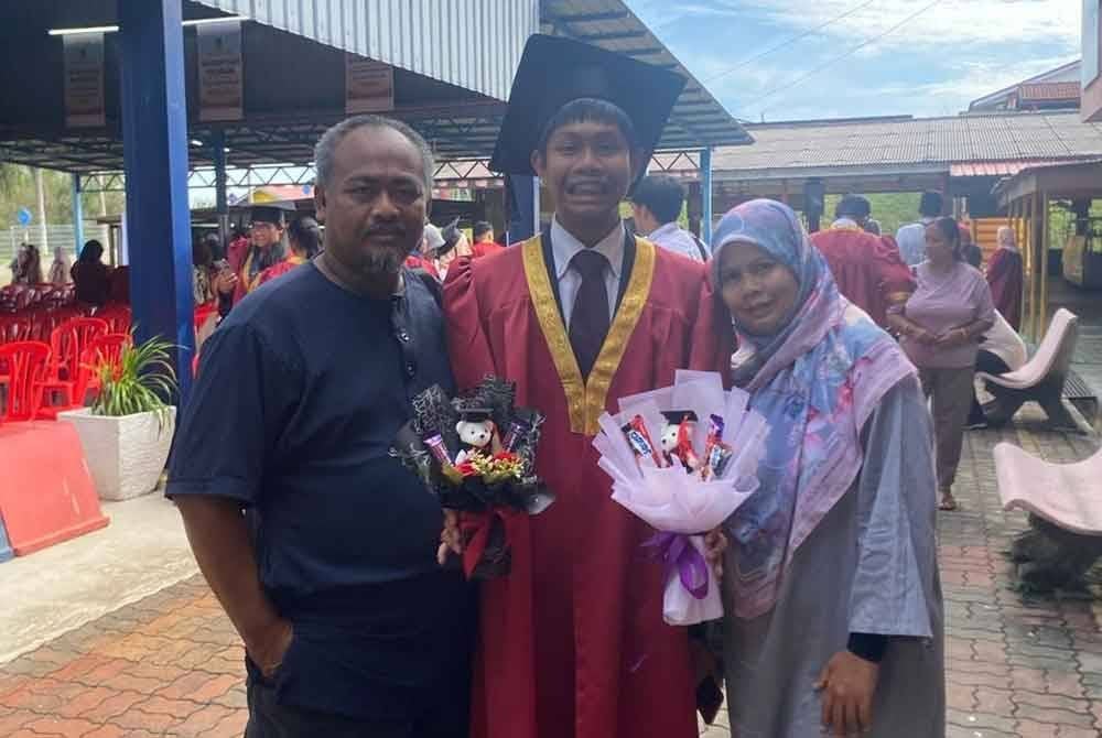 Muhammad Nabil (tengah) sentiasa ditemani ibu bapanya termasuk ketika hari graduasi pelajar tingkatan lima pada tahun lalu.