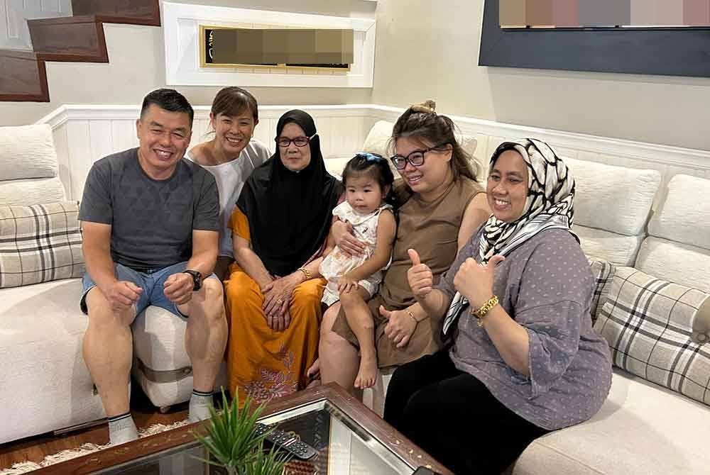 Siti (dua dari kanan) menziarahi keluarga Shahriff setelah lebih 10 tahun terpisah.