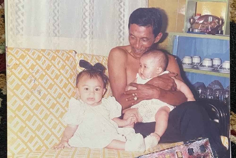 Kenangan Allahyarham Ariffin bersama anak angkat Cina, Siti dan Yusuf.