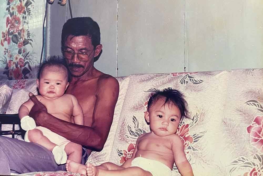 Ariffin bersama dua anak angkat Cina, Yusuf dan Ismail pada tahun 1992.
