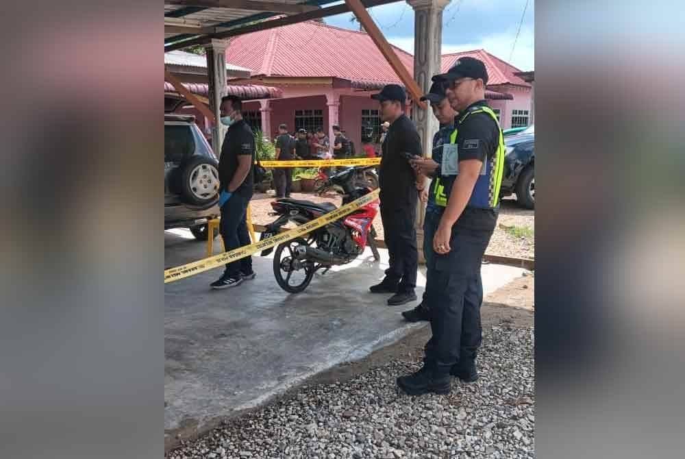 Lokasi kejadian seorang wanita dan remaja lelaki cedera selepas diserang jiran dengan pisau di Felda Jengka Dua pada Ahad.