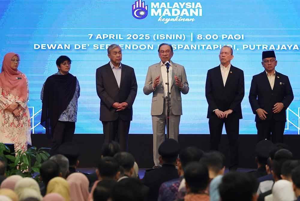 Anwar (tiga dari kanan) ketika berucap sempena Majlis Perhimpunan Bulanan Perdana Menteri bersama Warga Kerja JPM bagi Bulan April 2025 di Dewan De Seri Endon, Puspanitapuri di Putrajaya pada Isnin. Foto Bernama