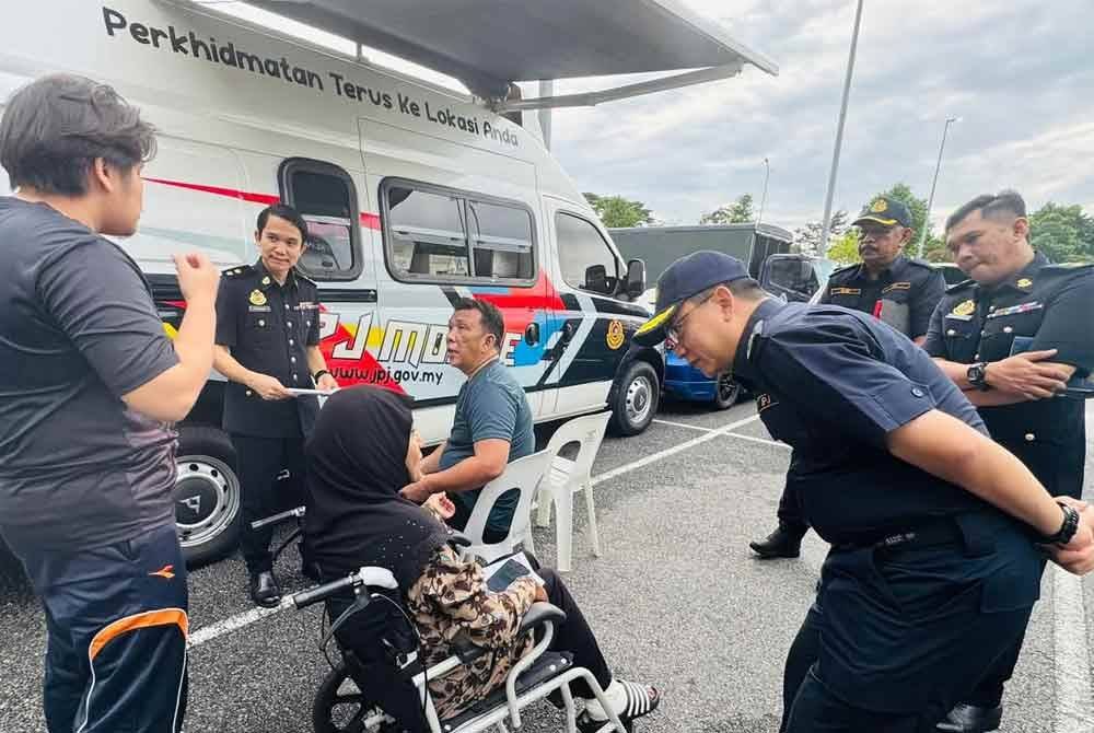 JPJ membuka Kaunter Bergerak JPJ Mobile yang beroperasi sejak 3 April bagi memudahkan mangsa membuat penggantian dokumen berkaitan kenderaan secara percuma. - Foto JPJ