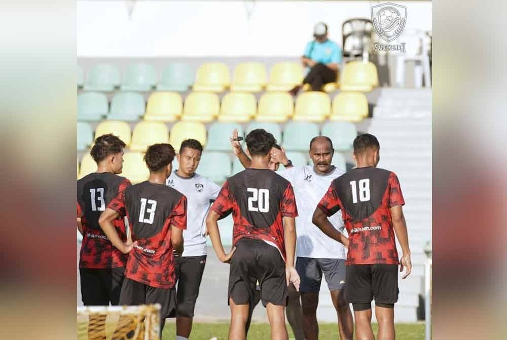 Victor bersama pemain KDA FC giat menjalani latihan di Alor Setar bagi aksi Liga Super di Temerloh pada malam Selasa. - Foto KDA FC