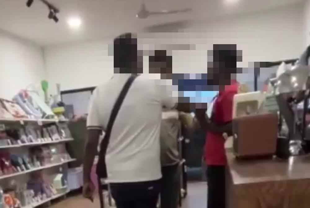 Tangkap layar tular video memaparkan seorang lelaki tempatan menampar seorang lelaki dipercayai warga asing di sebuah pusat penjagaan haiwan di Bandar Indahpura, Kulai baru-baru ini.