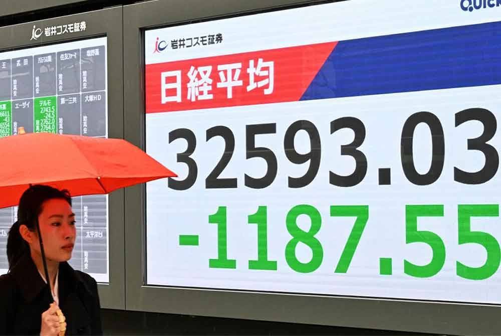 Pasaran saham Asia merudum selepas pengenalan tarif Trump, menyebabkan penurunan besar pada indeks utama seperti Nikkei, Hang Seng, dan SSE Shanghai - Foto: Agensi