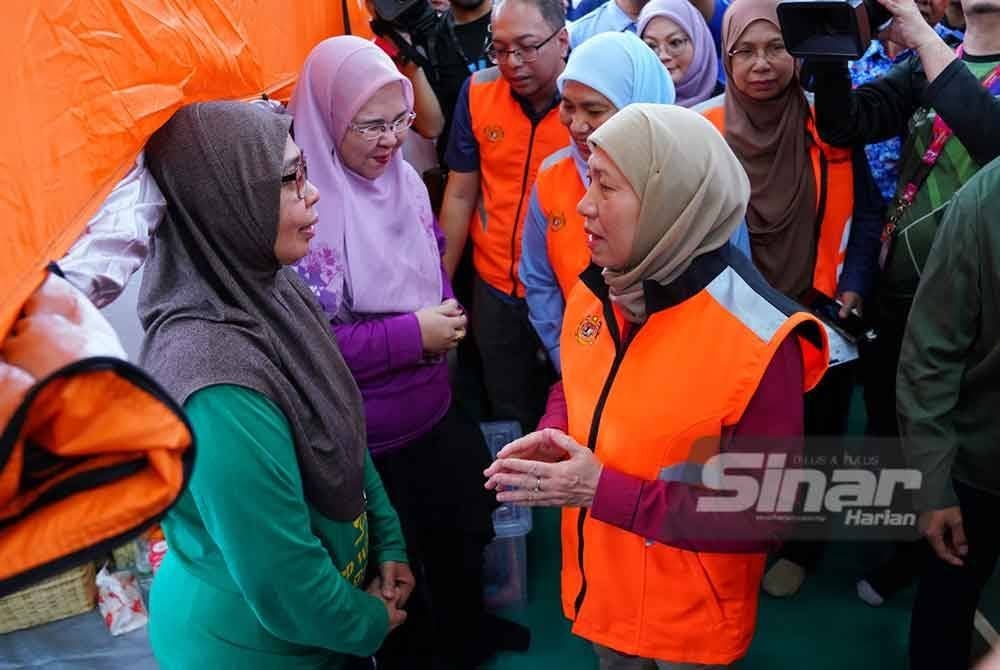Nancy berinteraksi bersama mangsa yang terlibat dalam tragedi letupan paip gas di PPS Masjid Putra Heights pada Isnin. - FOTO SINAR HARIAN/ MOHD HALIM ABDUL WAHID