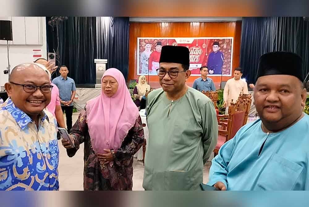 Mohamed Khaled (dua dari kanan) menghadiri Majlis Rumah Terbuka Aidilfitri UMNO Bahagian Kota Tinggi di Dewan Jubli Intan Kota Tinggi pada Isnin.