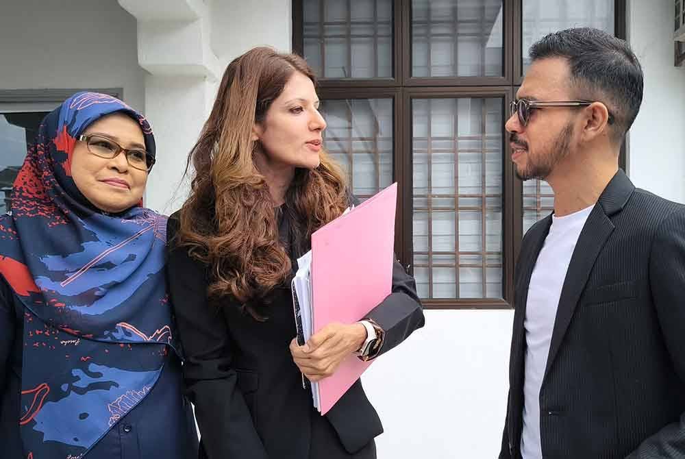 Along (kanan) hadir bersama ibunya dan peguam di Mahkamah Majistret Sepang pada Isnin bagi menghadapi tiga kes dadah, tahun lalu.