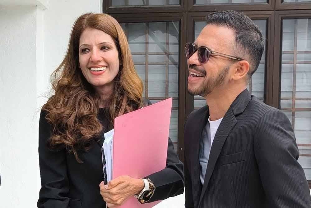 Along Cham (kanan) bersama Zaleha di Mahkamah Majistret Sepang pada Isnin, bagi menghadapi tiga kes dadah.