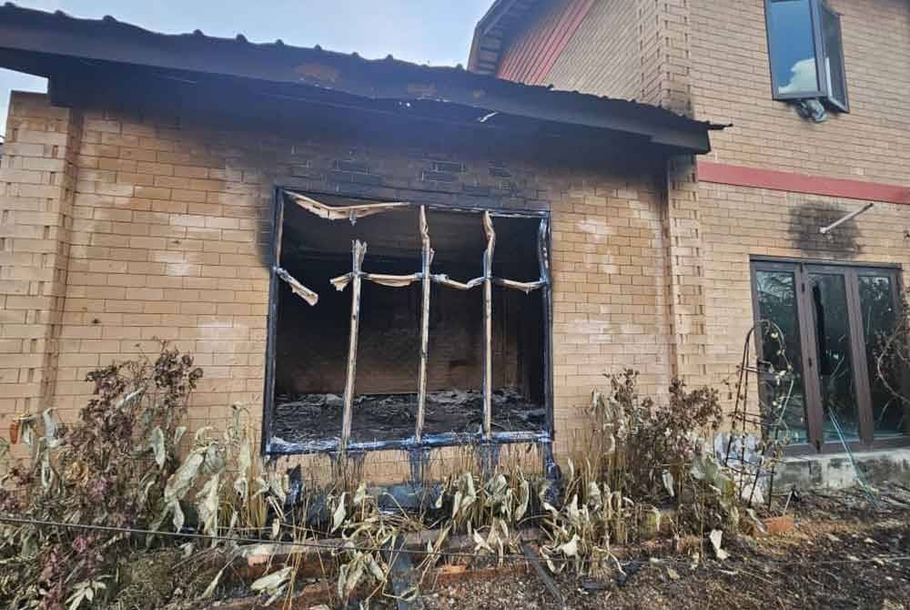 Antara kesan kemusnahan rumah milik Ahmad Baharudin di Kampung Sungai Baru akibat insiden kebakaran saluran paip gas. -Foto ihsan Ahmad Baharudin