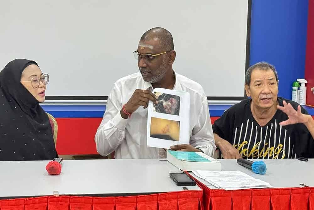 Rayer (tengah) mendengar penjelasan daripada Rina (kiri) dan suaminya pada sidang akhbar di Wisma DAP Pulau Pinang pada Isnin.