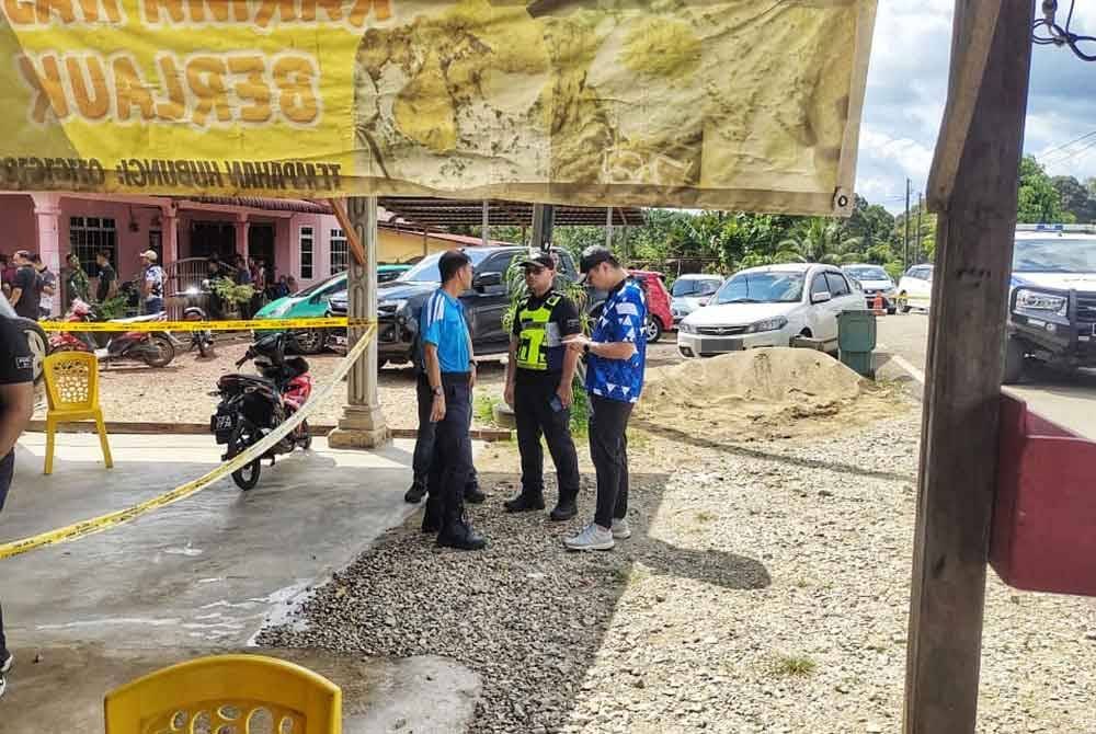 Anggota polis berada di lokasi kejadian bagi menyiasat kes. - Foto ihsan PDRM