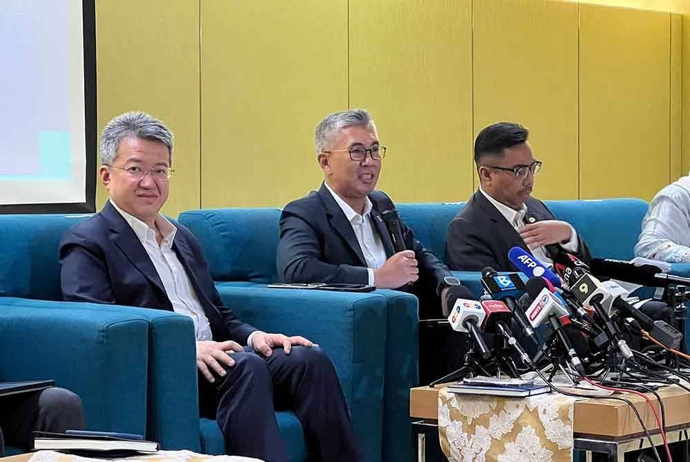 Tengku Zafrul (tengah) ketika sidang akhbar di Menara MITI pada Isnin