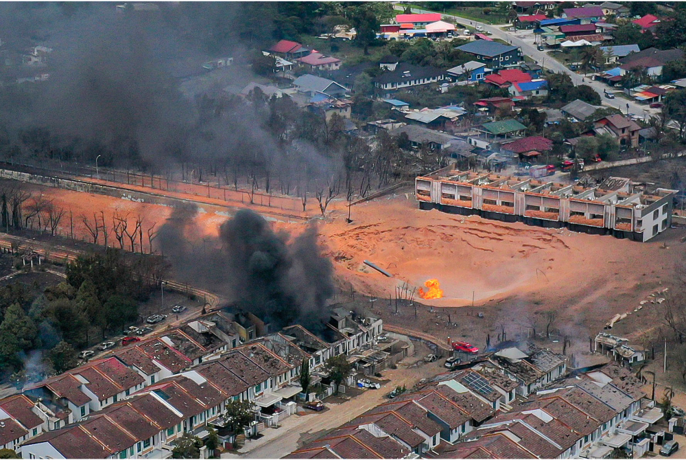 Kebakaran yang berlaku melibatkan saluran paip gas di Putra Heights, Subang Jaya pada Selasa.
Foto: Bernama