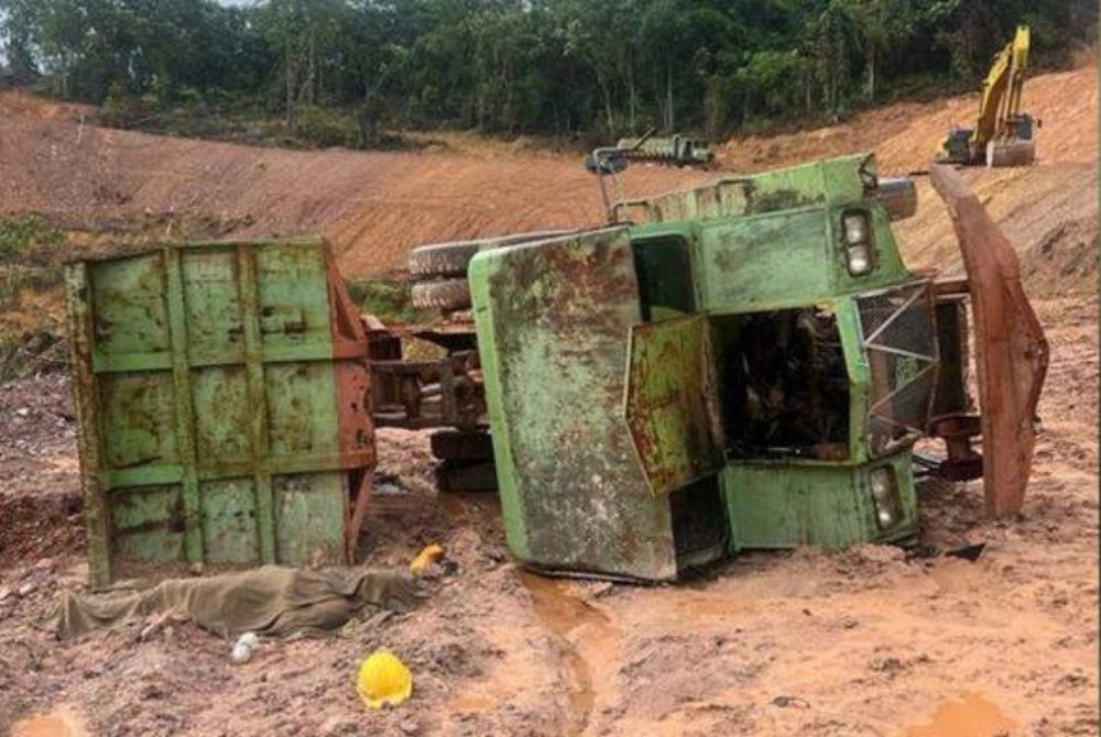 Seorang pemandu lori maut selepas dihempap lori 10 tan dalam kejadian di sebuah kawasan pembinaan di Antara Gapi, Hulu Selangor, dekat sini, petang semalam